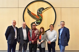 New hummingbird carving welcomes travellers at Nanaimo Airport