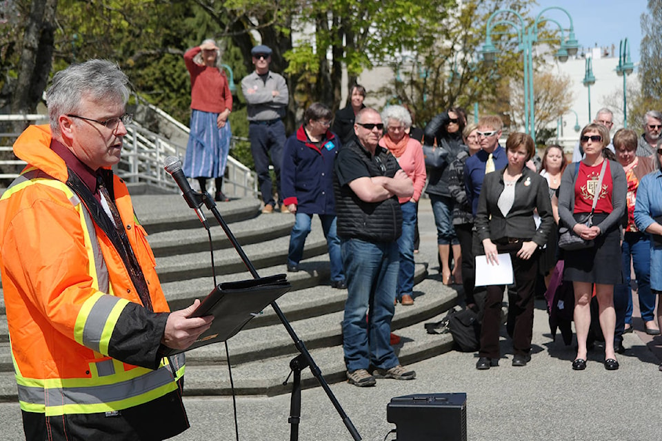 web1_170502-NBU-DayofMourning---Don-McFadden---Day-of-Mourning-04280186