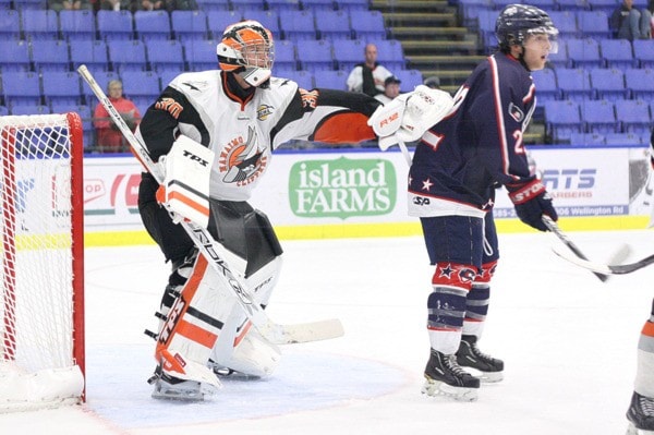 19070nanaimoclippers_goalie_IMG_9628