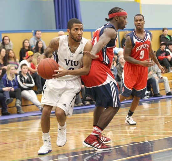 40685nanaimoviu_basketball_IMG_7625