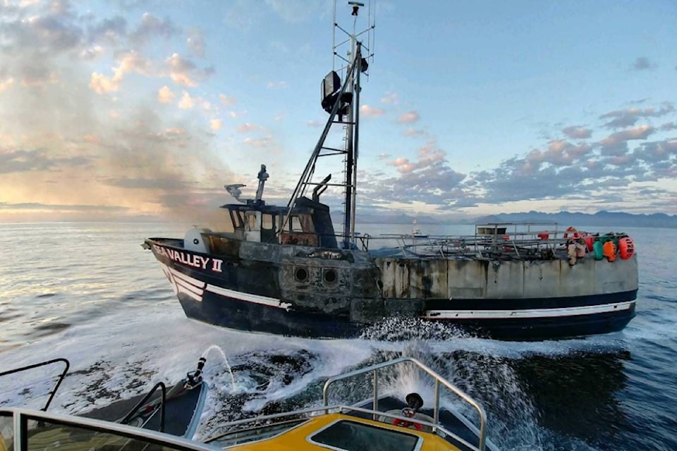 8327014_web1_boat-fire-1