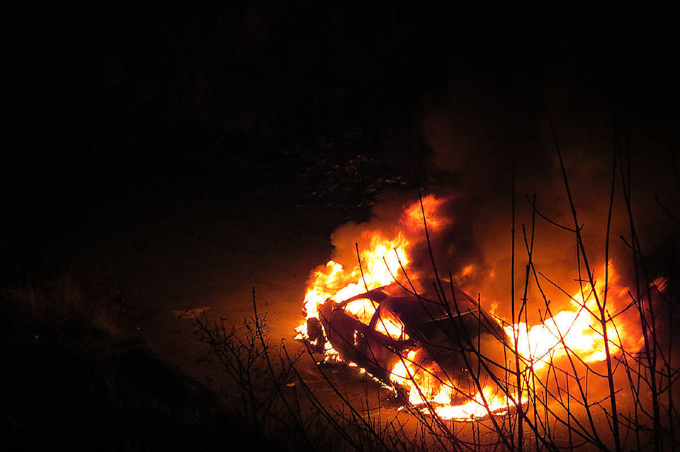 9253435_web1_9244879_web1_171106-CRM-car-fire