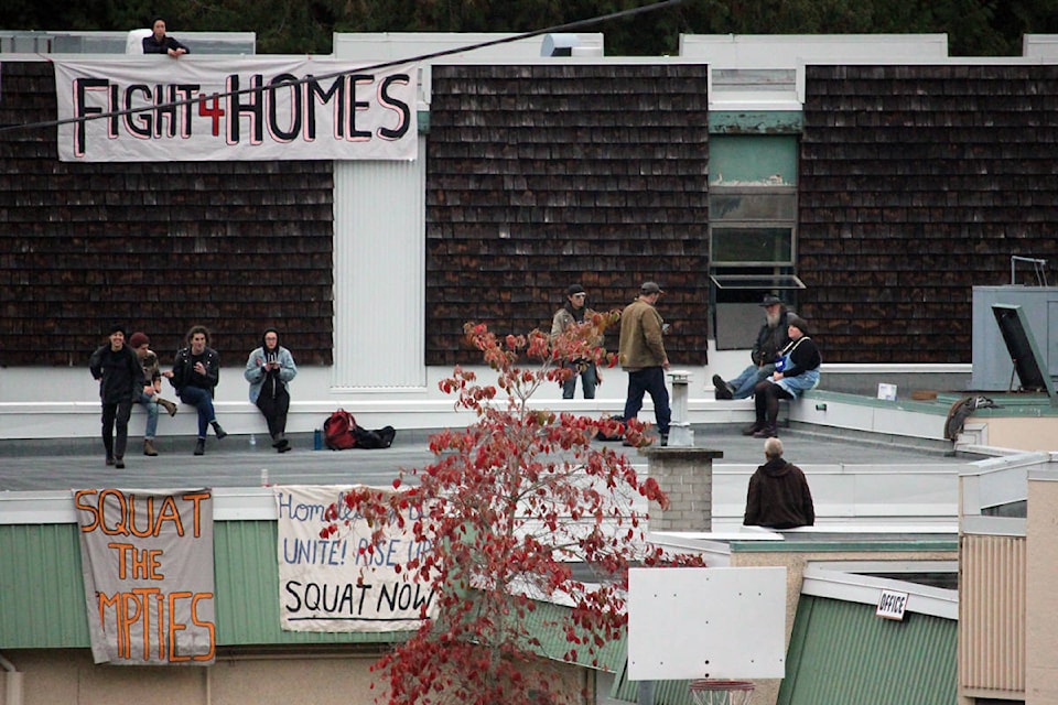 13856536_web1_181005-NBU-Organizers-on-roof-at-Rutherford-School-in-Nanaimo