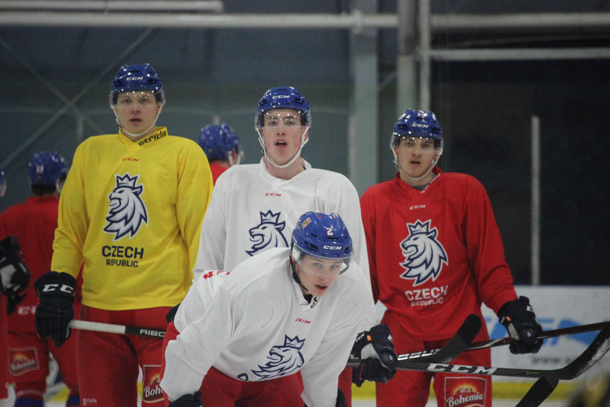 14788147_web1_181213-NBU-Czech-Republic-hockey-practice-Nanaimo-BC-Pescod-2