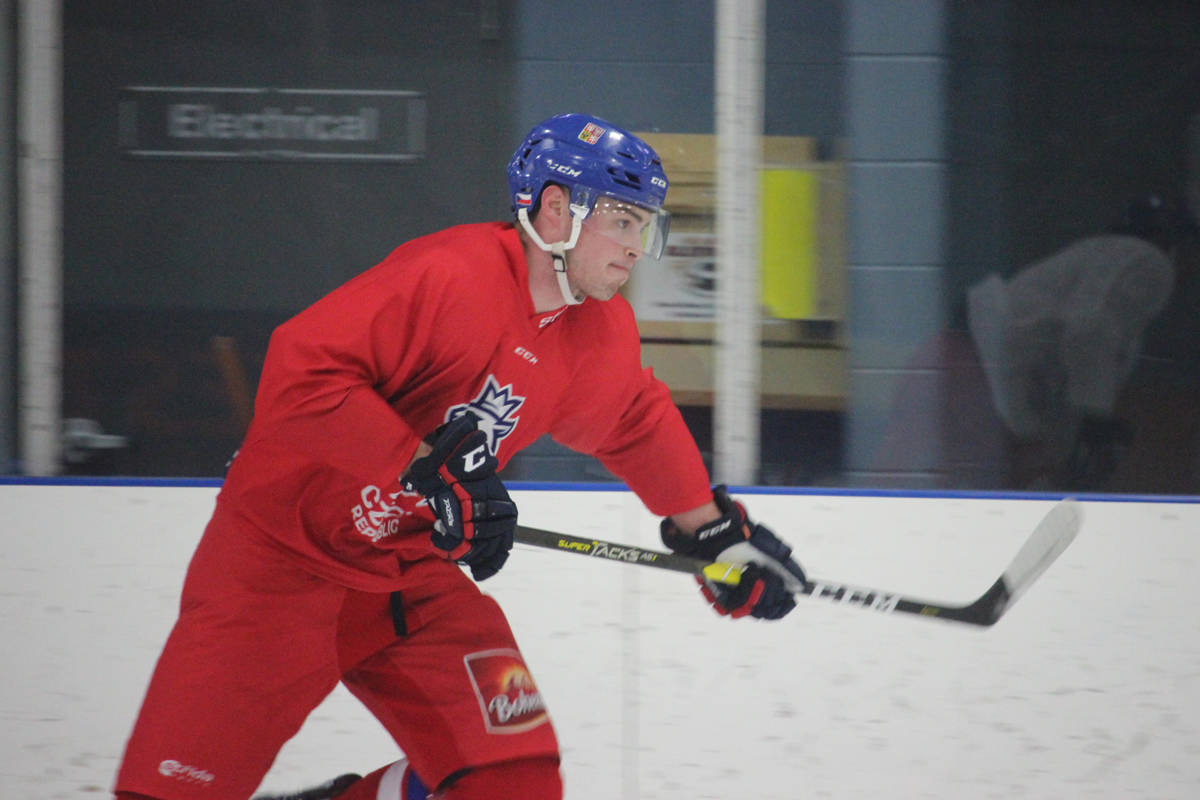 14788147_web1_181213-NBU-Czech-Republic-hockey-practice-Nanaimo-BC-Pescod-4