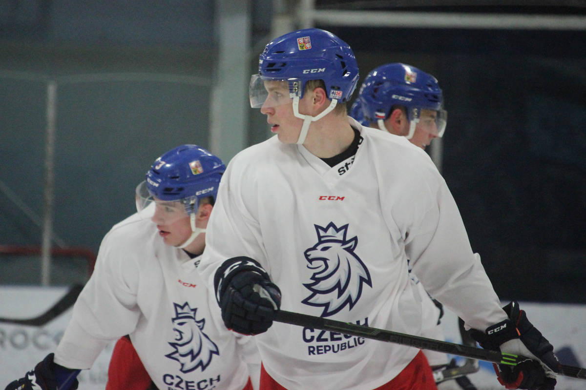 14788147_web1_181213-NBU-Czech-Republic-hockey-practice-Nanaimo-BC-Pescod-8