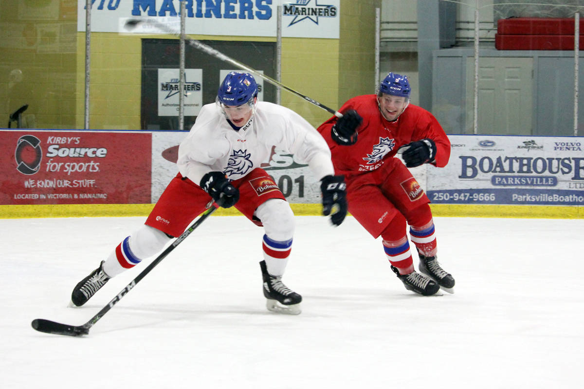 14788147_web1_181213-NBU-Czech-Republic-hockey-practice-Nanaimo-BC-Pescod