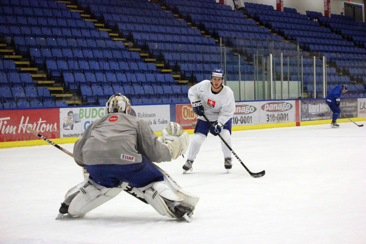 14840156_web1_181217-NBU-Nanaimo-Milos-Roman-D-26-Vancouver-Giants-2