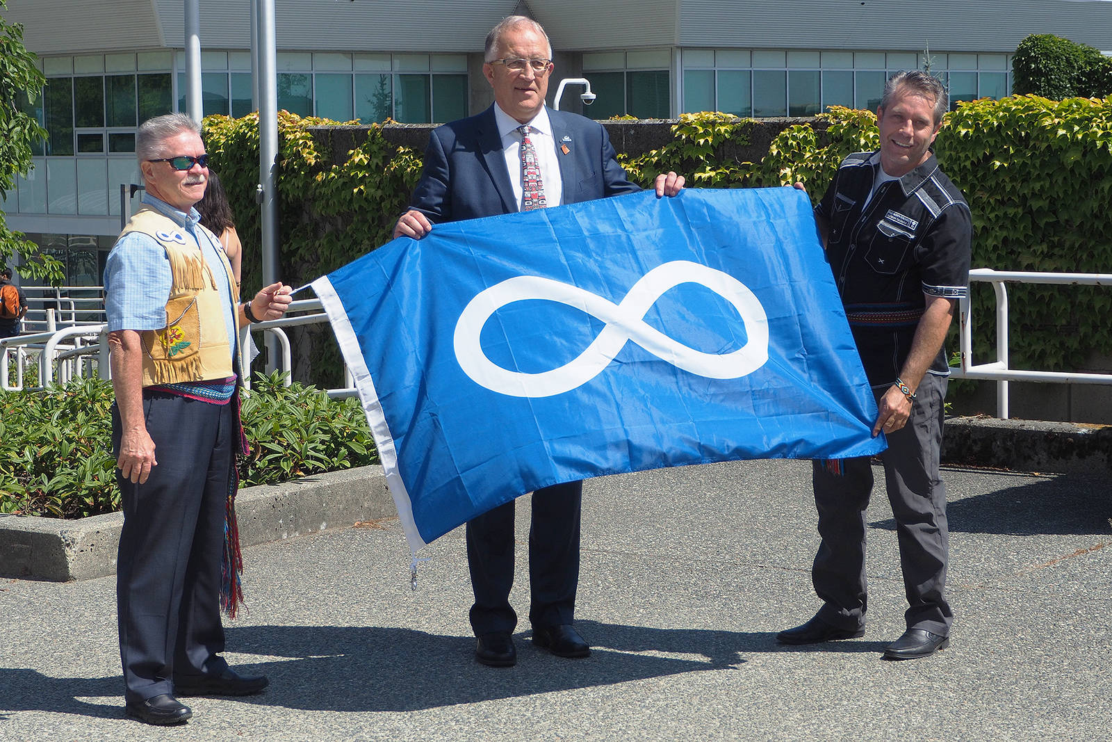 17403404_web1_190621-NBU-Metis-flag-VIU-P6210483