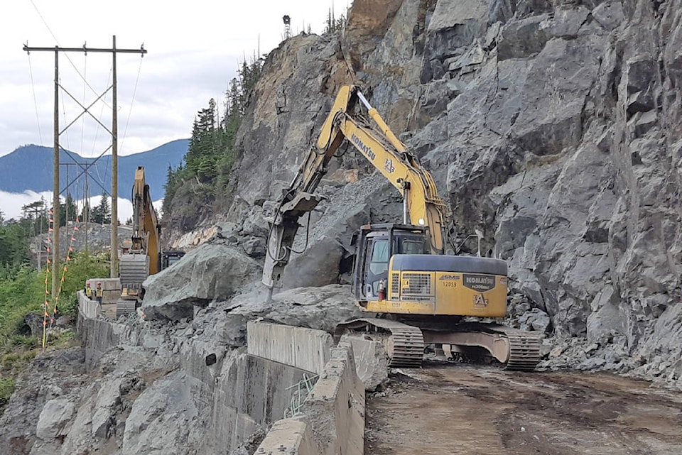 17635902_web1_190710-UWN-Rock-blasting-road-closure_2