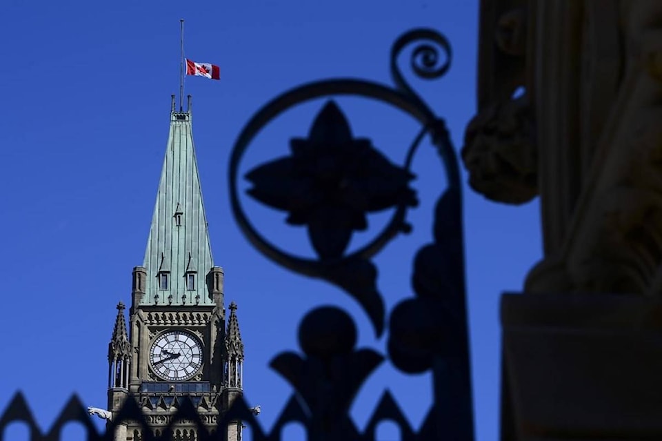 25690343_web1_210701-CPW-PeaceTowerflagloweredonCanadaDaytohonourIndigenouschildrenTrudeau-WEB_1