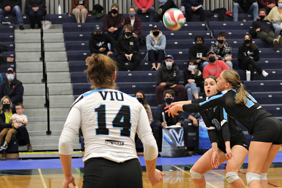 27104404_web1_211110-NBU-viu-volleyball-1_1