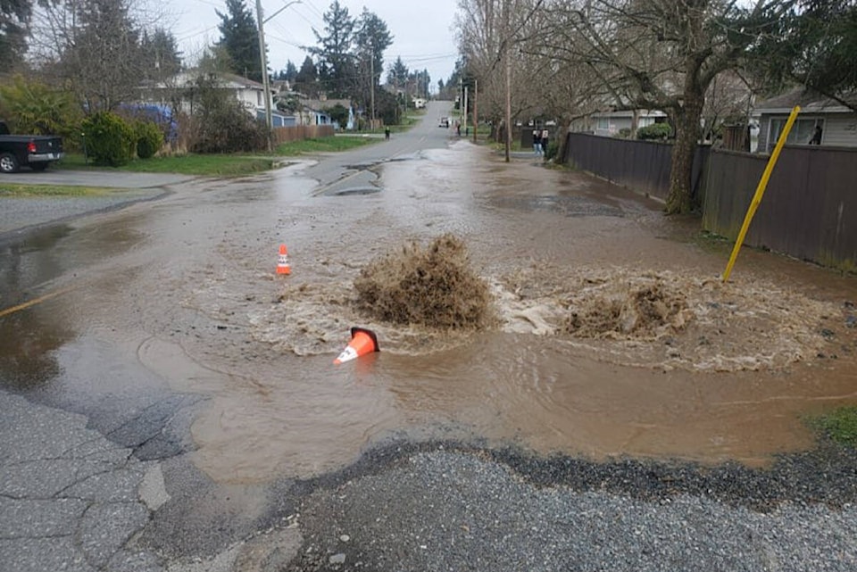 28590969_web1_220325-NBU-Sixth-Street-Water-Main-break-_1