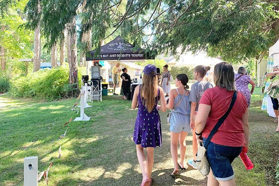29613893_web1_220706-NBU-Nanoose-Art-In-The-Garden-CROWD_1
