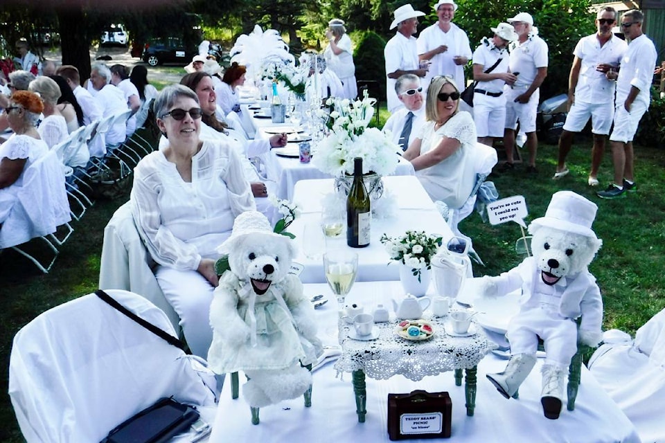 29724814_web1_220713-NBU-Picnic-En-Blanc-WHITE_1