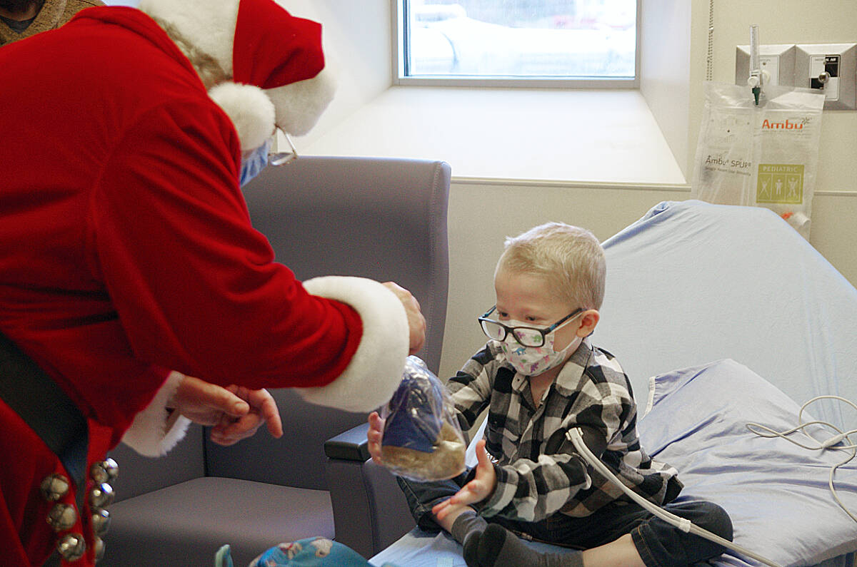 31298453_web1_221213-NBU-Santa-visits-children-at-NRGH-_1