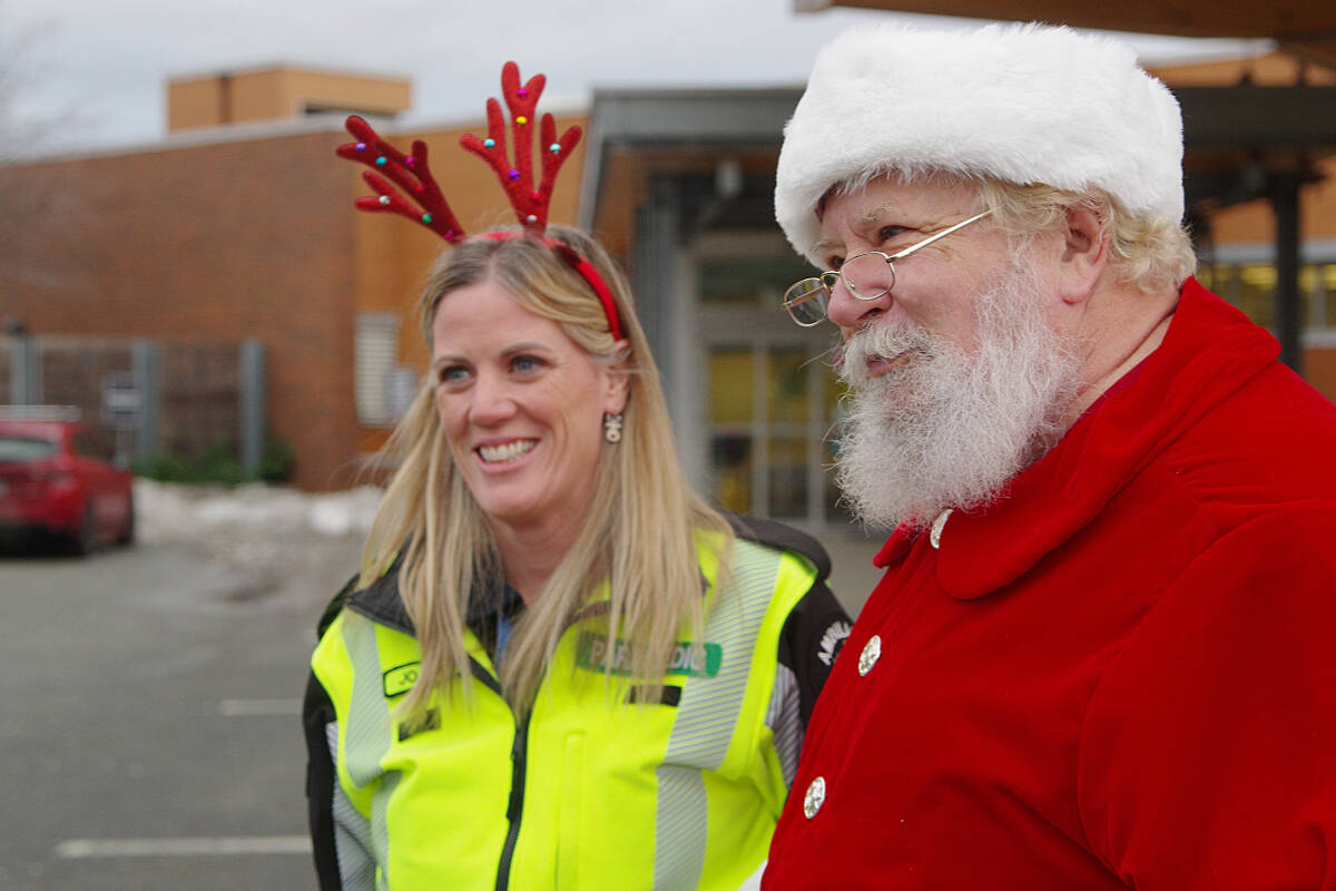 31298453_web1_221213-NBU-Santa-visits-children-at-NRGH-_4