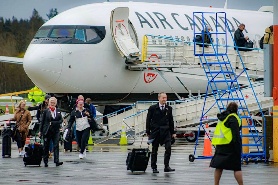 32451847_web1_230419-NBU-AirCanada-first-737_1