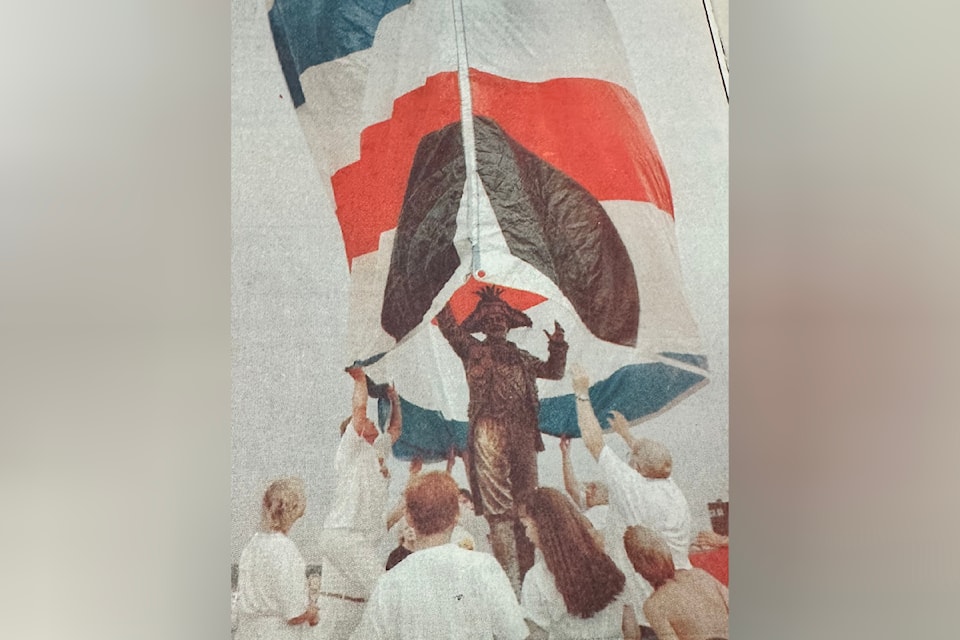 An image of the unveiling of a statue of former Nanaimo mayor Frank J. Ney, circa 1994.