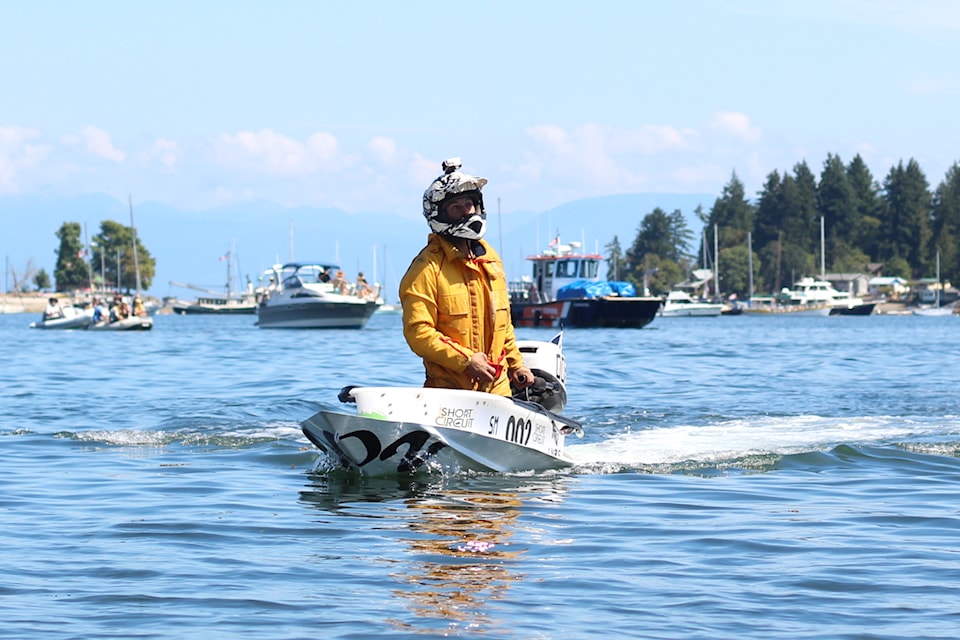 Trevor Short nears the beach at Maffeo Sutton Park at the Great International World Championship Bathtub Race on Sunday, July 27. (Greg Sakaki/News Bulletin)
