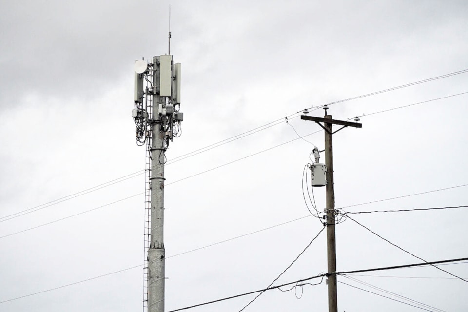web1_231109-nbu-install-cellphone-tower-north-nanaimo_1