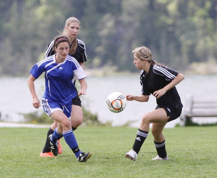 2086westernstar06_04bomberssoccer