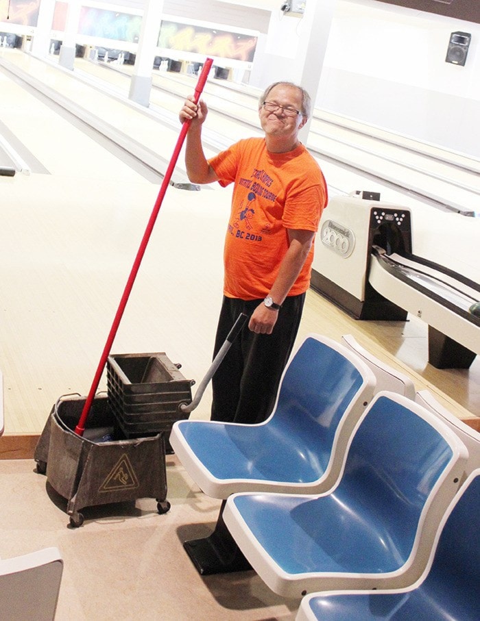 34648westernstar09_07Bowlingalleyvolunteer