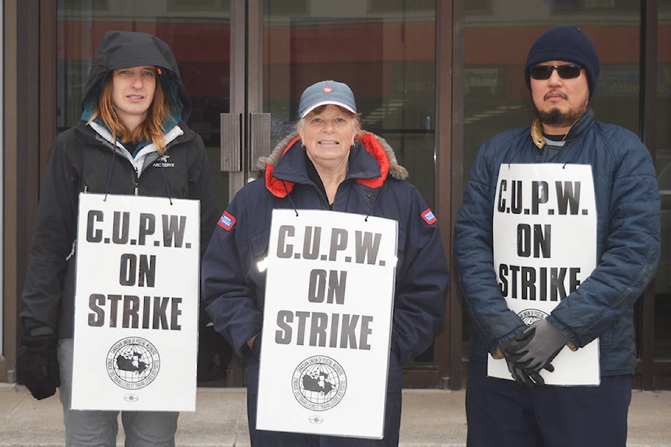 14530579_web1_181122-QCO-canadapoststrike