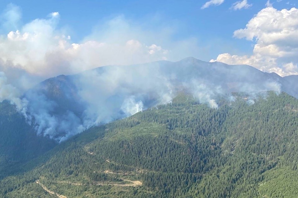 25978977_web1_copy_210729-KWS-KootenayLakeFires-Akokli_1