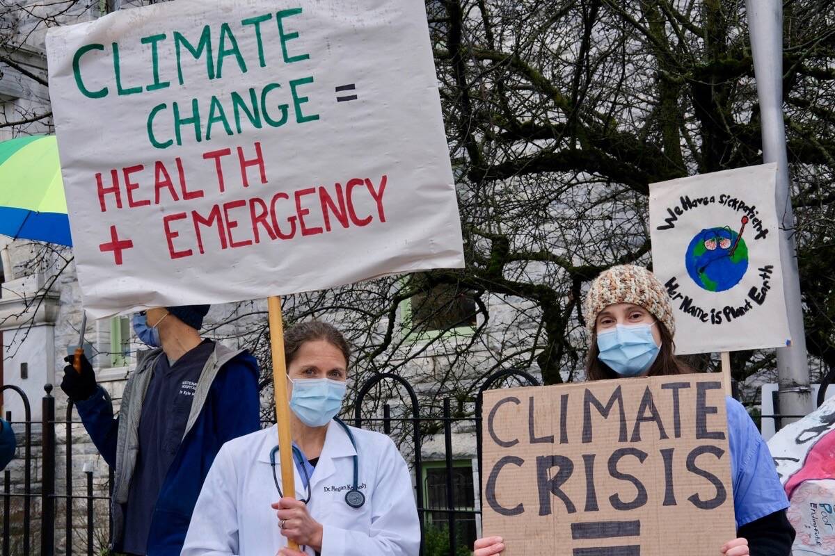 Dr. Megan Kennedy (left) and nurse Raelynn Gibson, members of Doctors and Nurses for Planetary Health, at a gathering in front of city hall on Nov. 4. Photo: Bill Metcalfe
