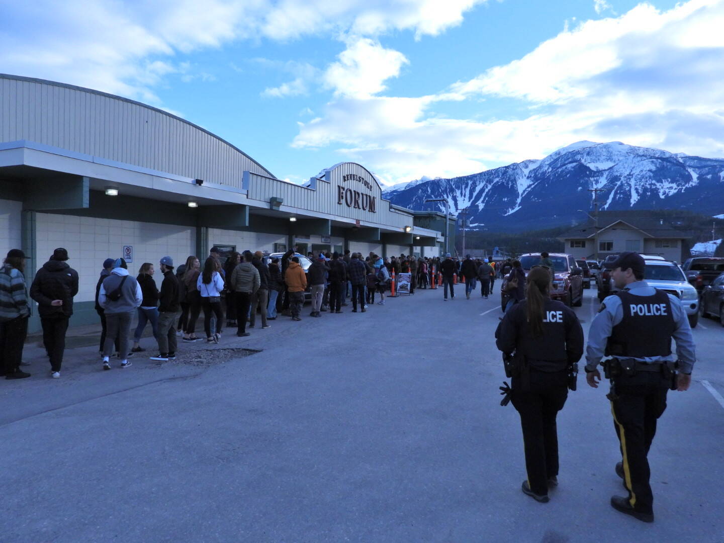 Fans lining up to watch the Grizzlies hoist the cup in Revelstoke (Steve Piccollo)
