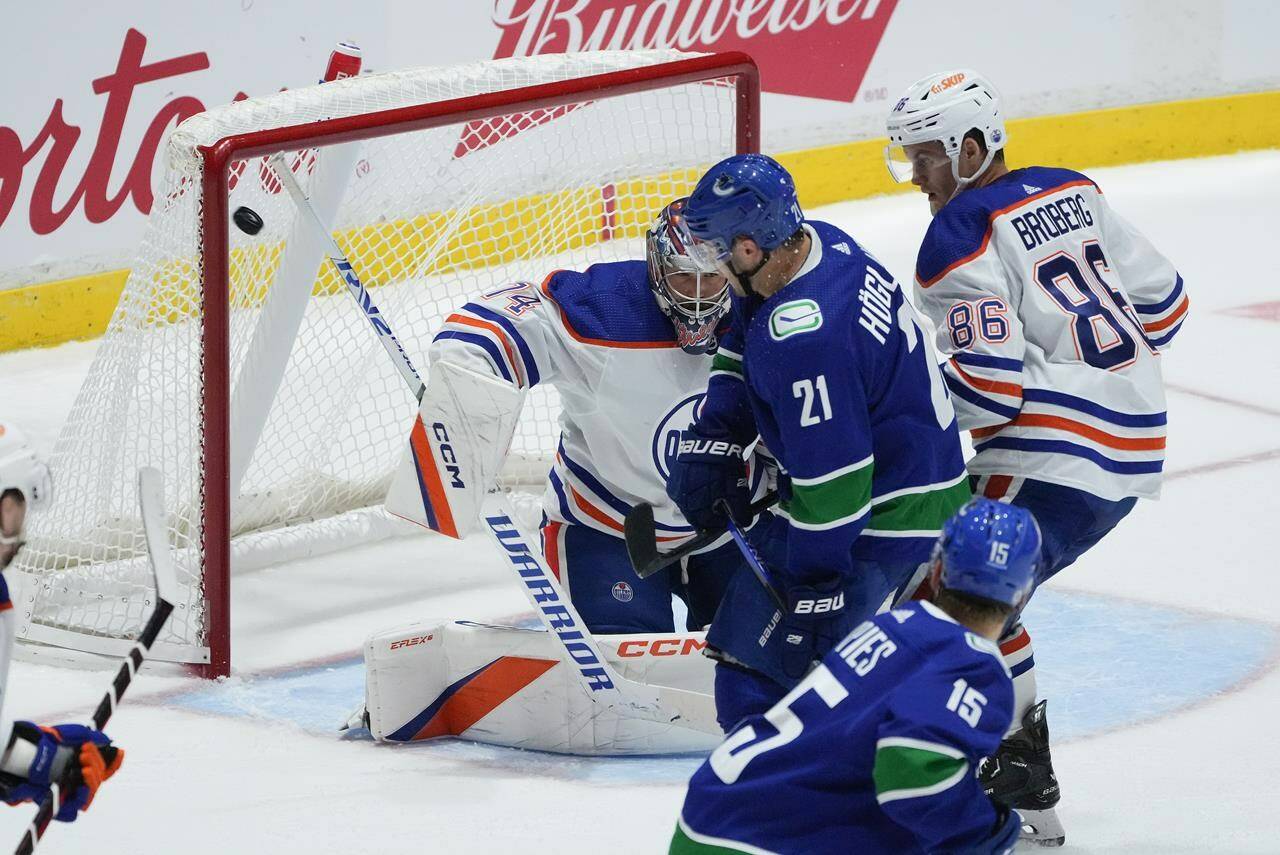 Oilers score 4 times in third period to defeat Rangers - Seattle