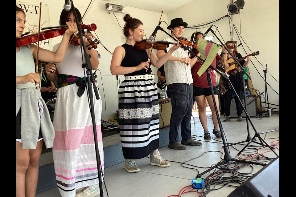 Linda Duford, far right, with the Kole Crook fiddlers youth group. Nancy Vail/NNSL photo
