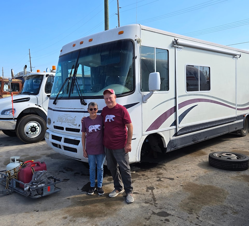 hay-river-tourist-couple