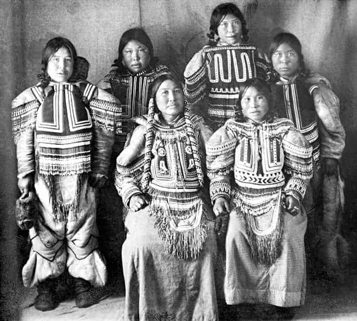 Ivalik Inuit in Fullerton Harbour, where Geraldine and Douglas Moodie were stationed between 1904 and 1905. Photo courtesy of Glenbow Museum.