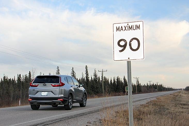 A sign on Highway 5 just outside Hay River indicates the 90 km/h speed limit all the way to Fort Smith. Paul Bickford/ºÚÁϳԹÏÍø photo.