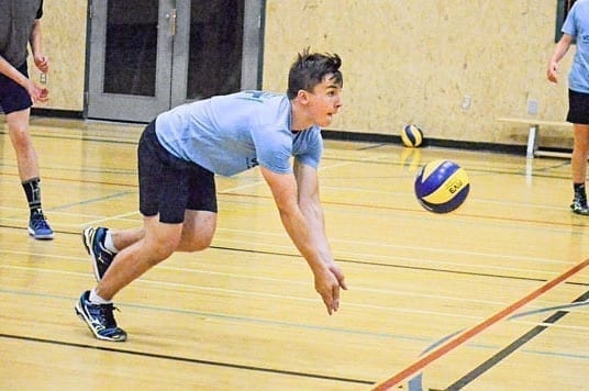 Paul Reid lunges to dig a serve during the Western Canada Summer Games boys volleyball team's training camp at St. Pat's Gymnasium on Sunday. James McCarthy/窪蹋勛圖厙 photo