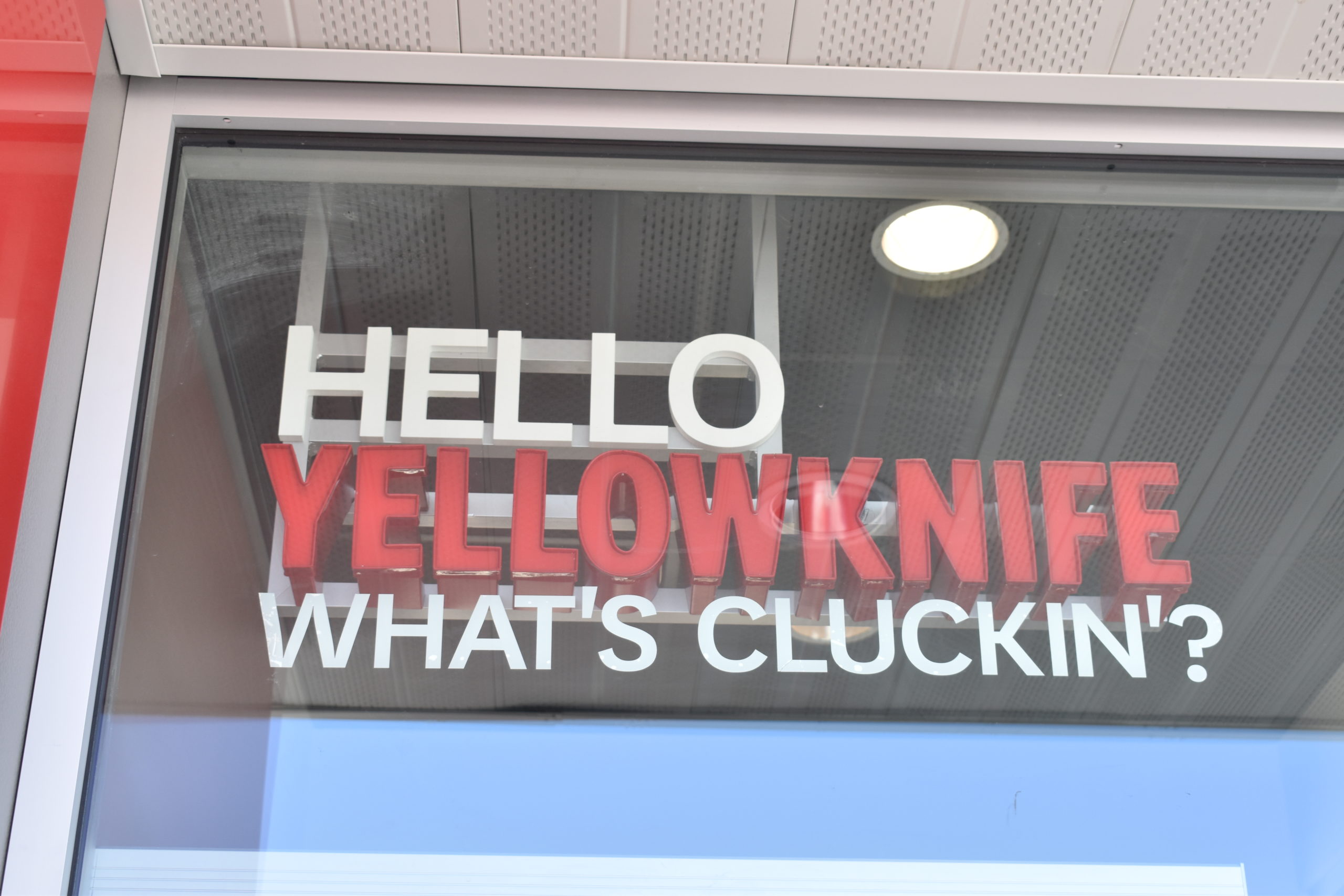 The sign above the entrance at the new KFC greets Yellowknifers. Blair McBride/窪蹋勛圖厙 photo