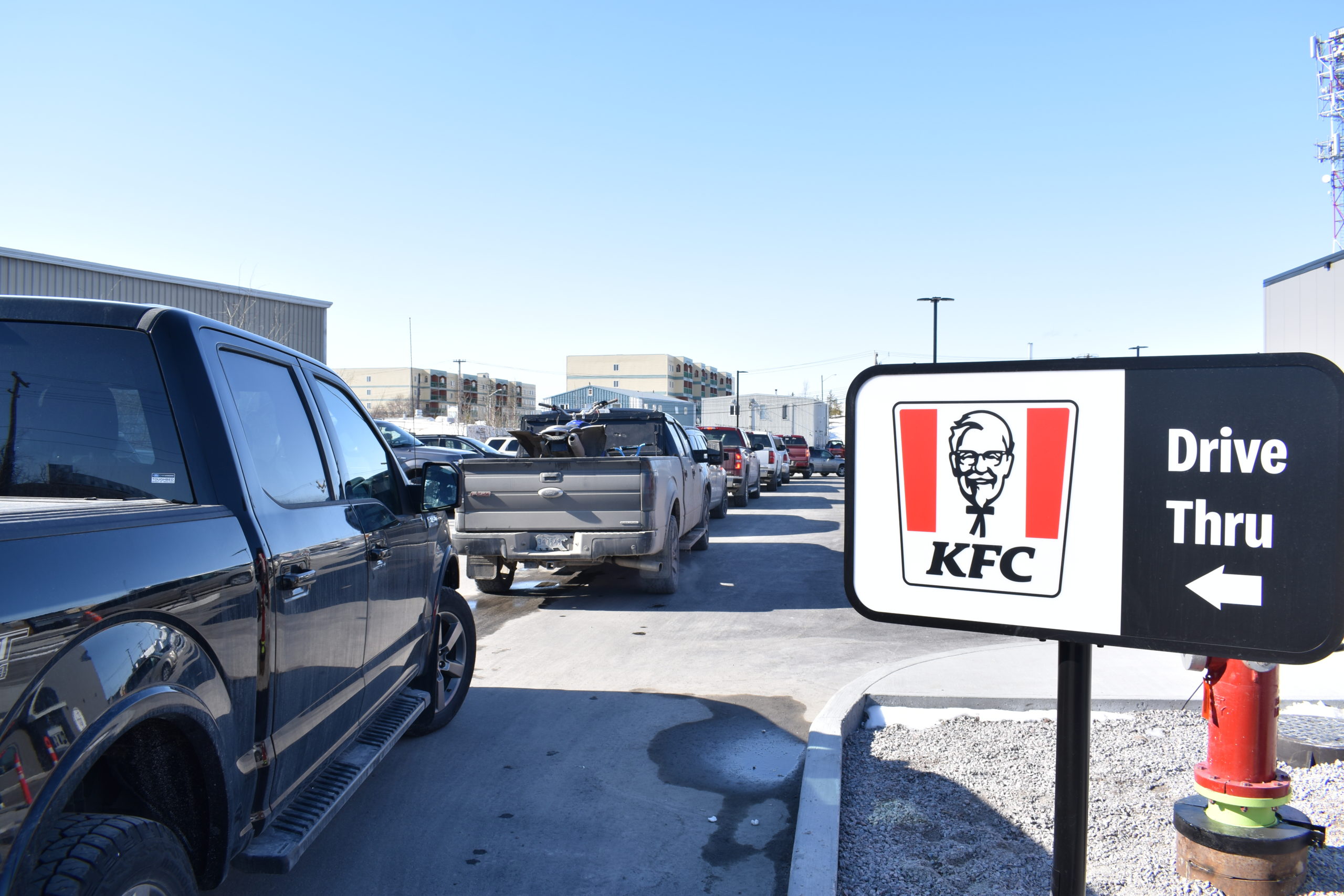 More than 25 vehicles were lined up in the drive thru before the restaurant opened at 10:30 a.m. Blair McBride/窪蹋勛圖厙 photo