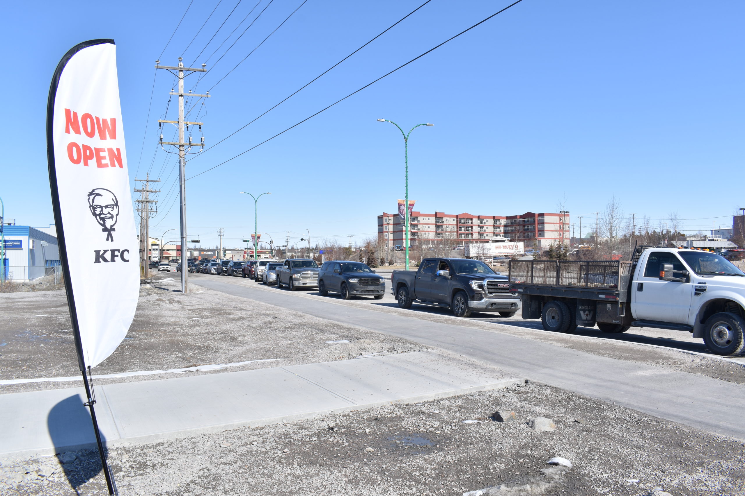 The line of vehicles waiting to enter the drive thru at the new KFC stretched back along Old Airport Road to Range Lake Road. Blair McBride/窪蹋勛圖厙 photo