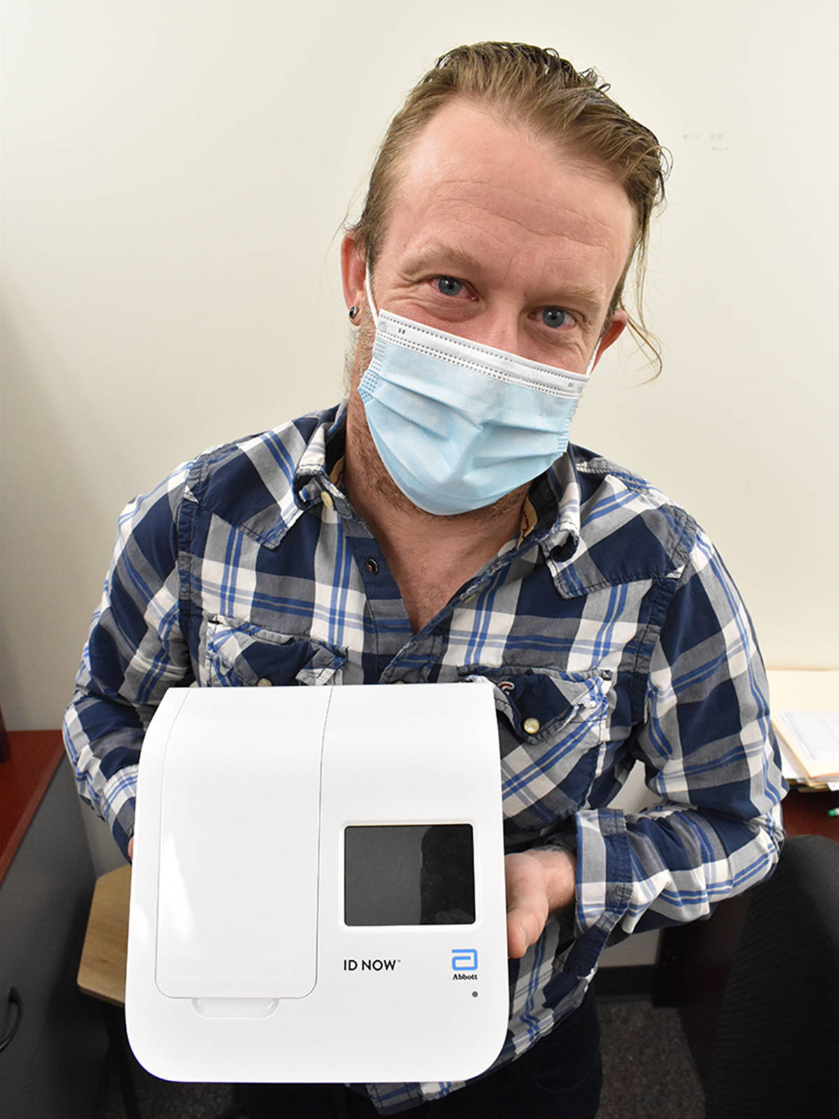 Matt Vincent holds an ID NOW rapid testing device that can deliver COVID-19 test results in fewer than 13 minutes. Blair McBride/窪蹋勛圖厙 photo