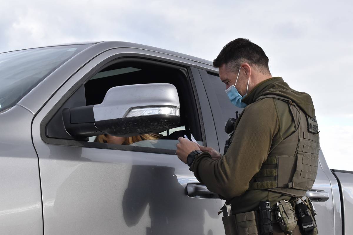Cpl. Terence Dunphy checks a drivers registration papers. Blair McBride/窪蹋勛圖厙 photo