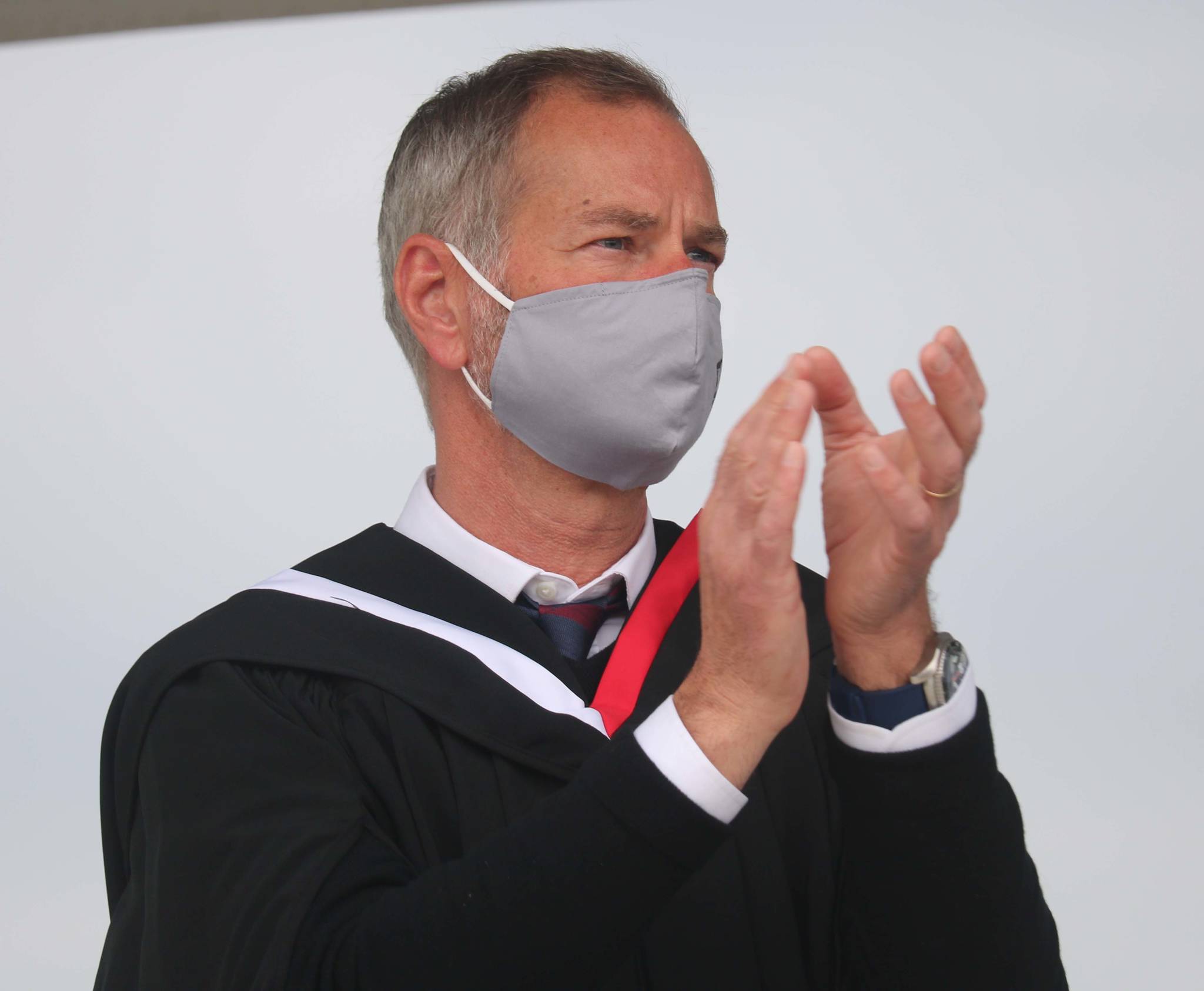Andy Bevan, president of Aurora College applauds the graduates of 2020 and 2021 on Thursday morning. Simon Whitehouse/窪蹋勛圖厙 photo