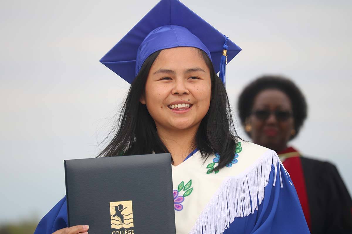 Candace Apples of Gameti, receives her social work diploma. Simon Whitehouse/窪蹋勛圖厙 photo