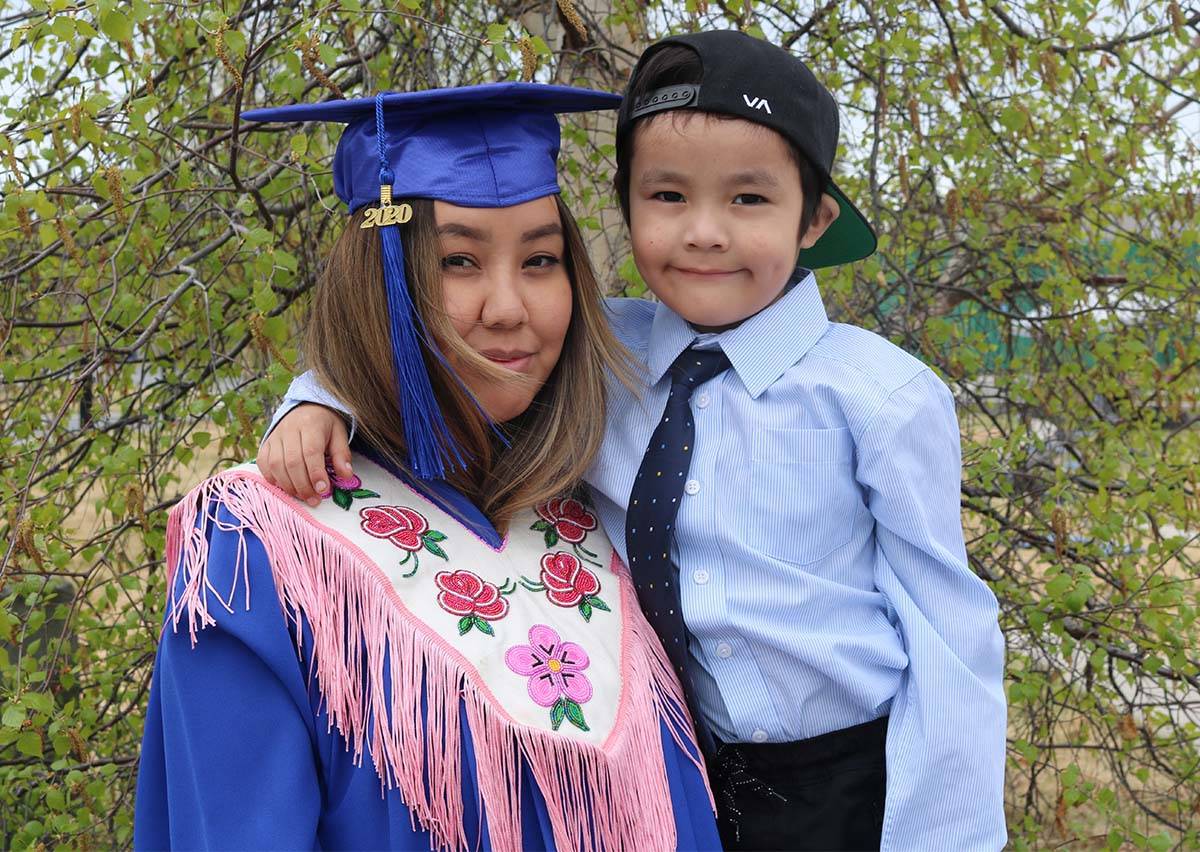 Seanna Menacho of Tulita, with her five-year-old son Levi Yukon, received her office administration diploma. Simon Whitehouse/窪蹋勛圖厙 photo