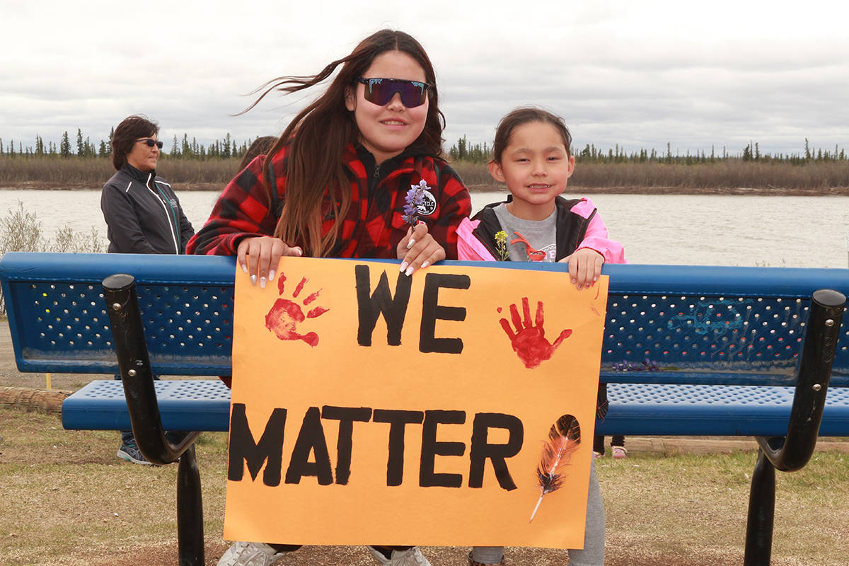 Sienna Pascal and Kali Wood show a sign they made for the memorial walk. From infants to Elders, the solidarity march was attended by all generation. Eric Bowling/窪蹋勛圖厙 photo