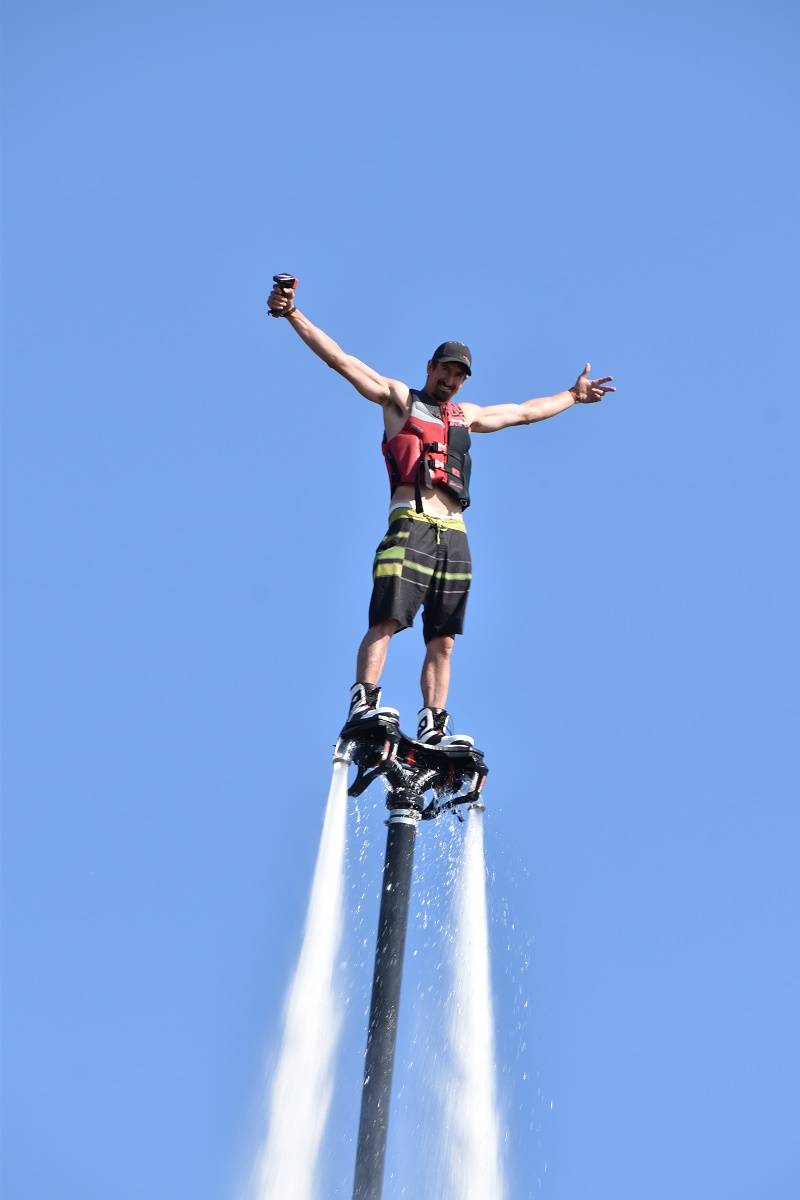 The hose is 35 metres long, so I can go about 27 metres into the air, said Klochko. Blair McBride/窪蹋勛圖厙 photo