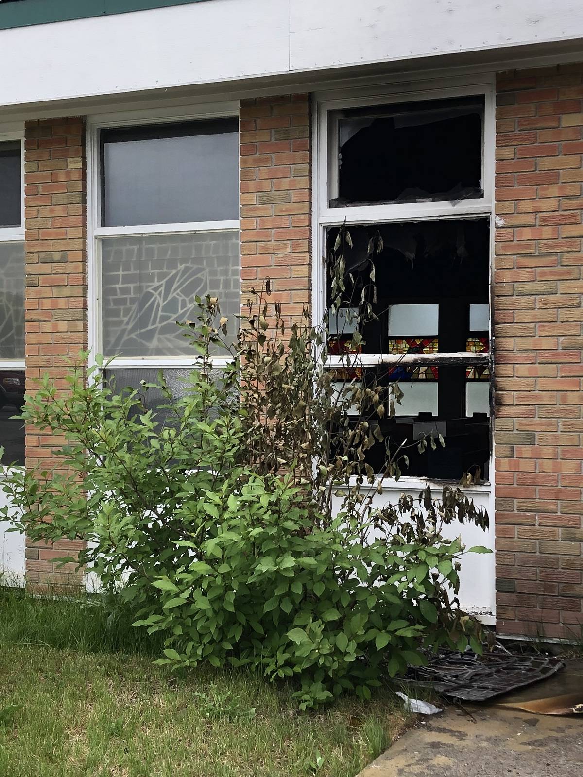 A stained-glass window was broken in the July 1 fire at the church. Natalie Pressman/窪蹋勛圖厙 photo
