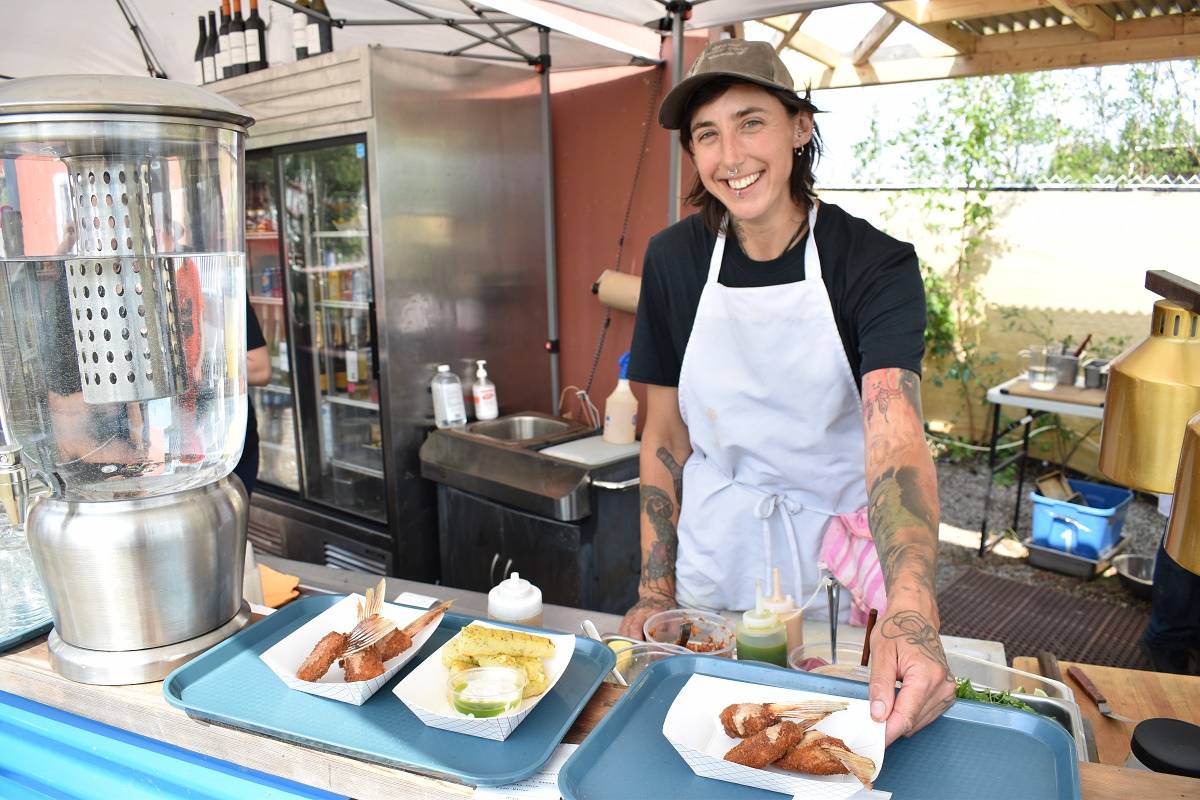 Head chef Niki Mckenzie readies some fish wings and polenta chips. Blair McBride/窪蹋勛圖厙 photo
