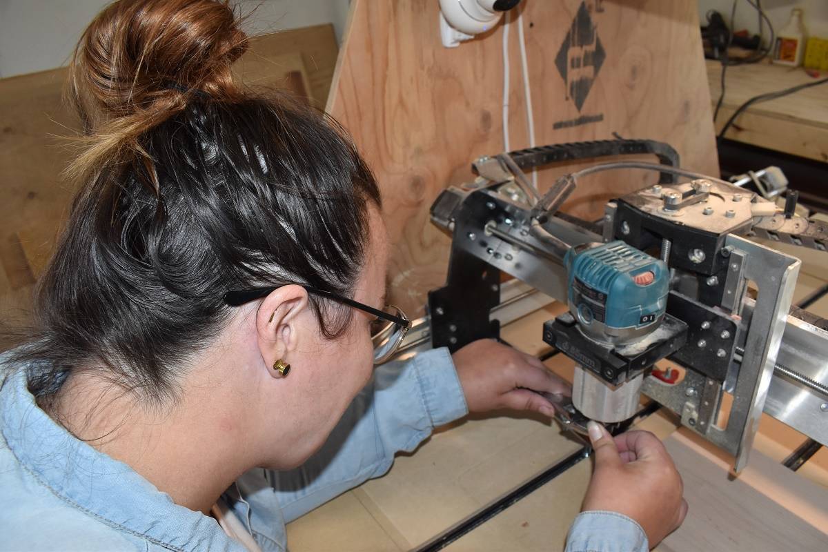 Kaitlynn Butt adjusts a drill on the CNC machine. Blair McBride/黑料吃瓜网 photo